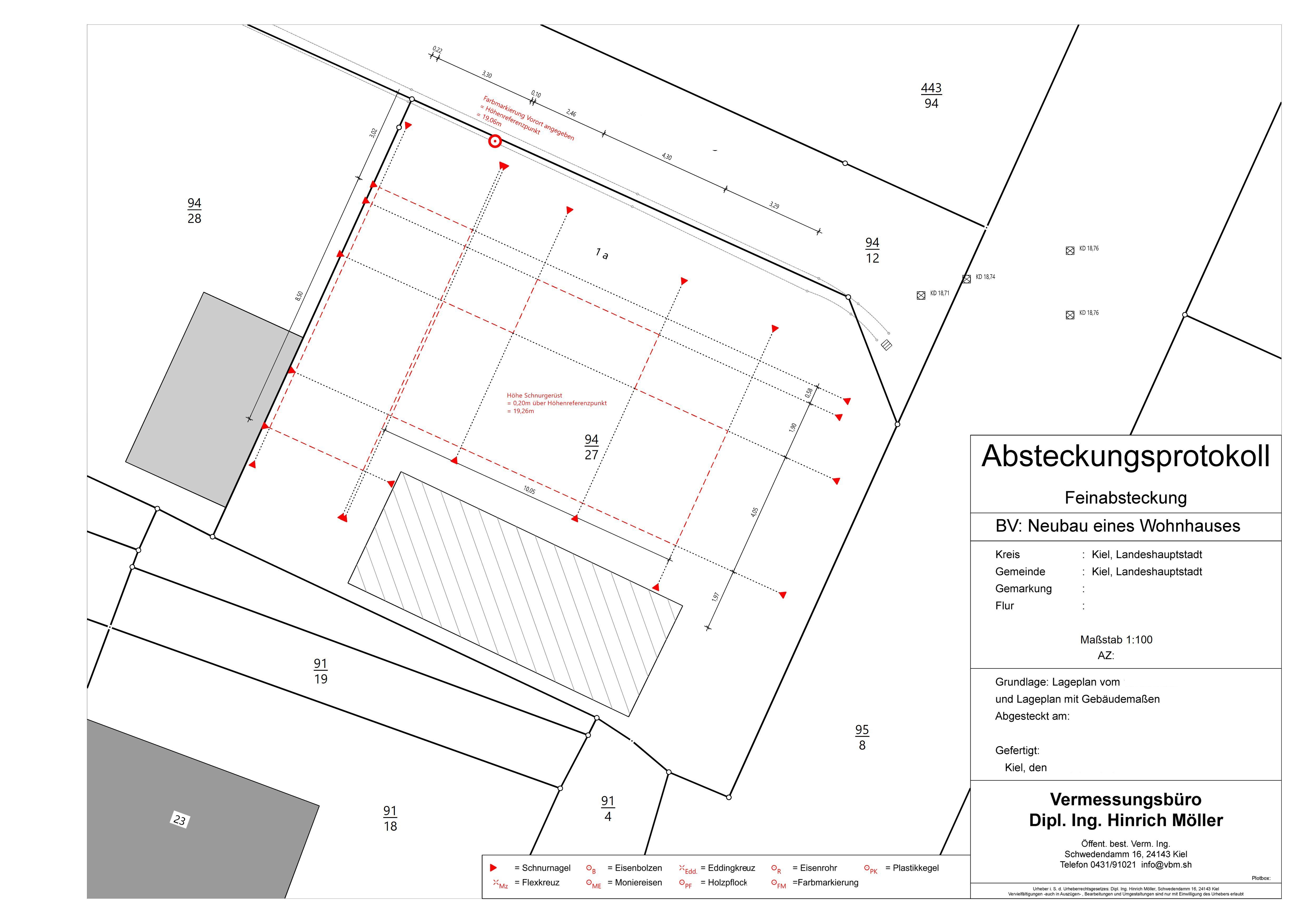 Absteckpflöcke und Schnurgerüst zur Markierung der Gebäudeecken und -achsen auf dem vorbereiteten Baufeld